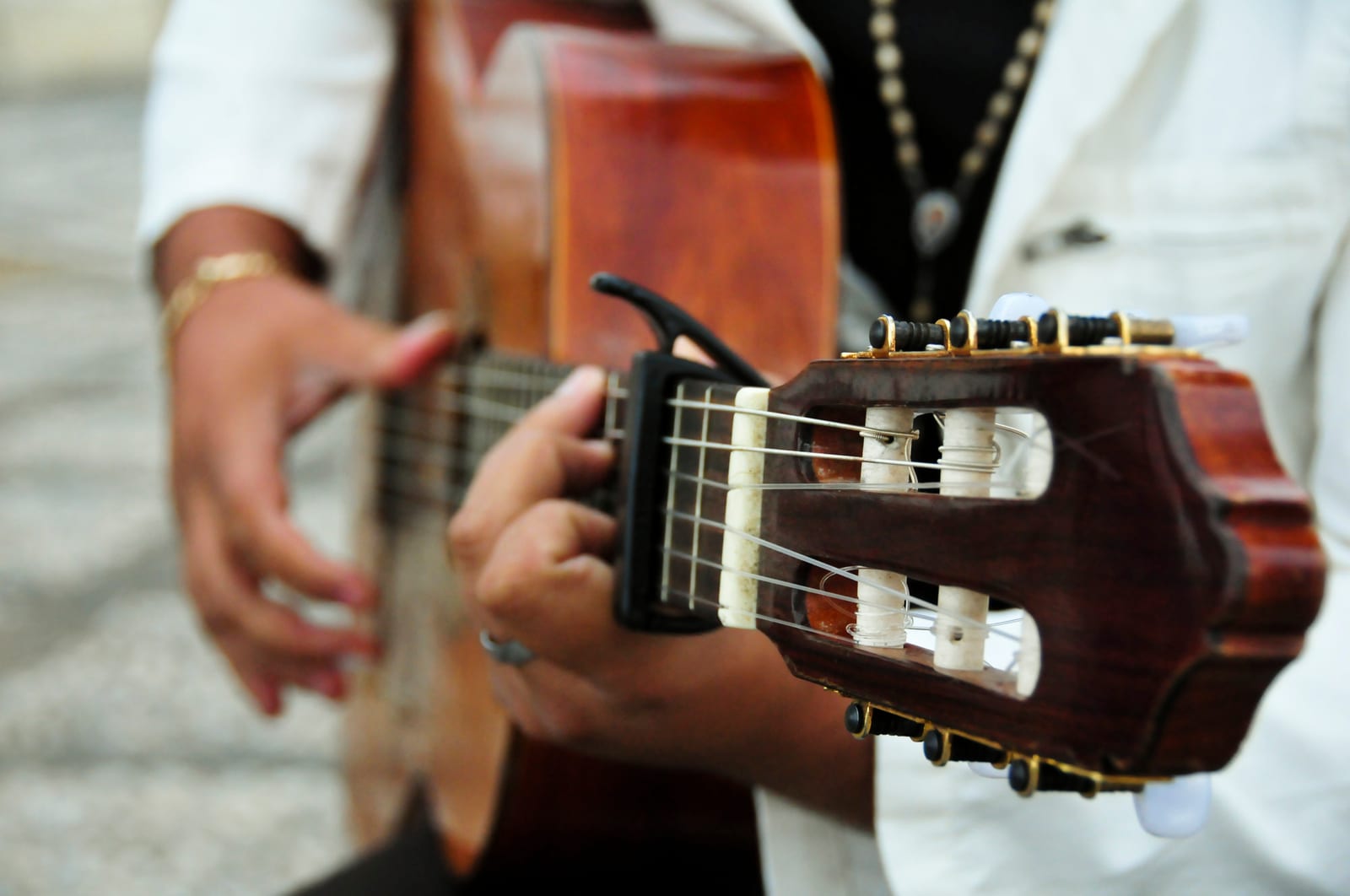 Vitrine de instrumentos musicais em loja especializada